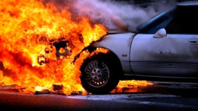 Yasamalda yanan avtomobil tıxaca səbəb oldu -VİDEO
